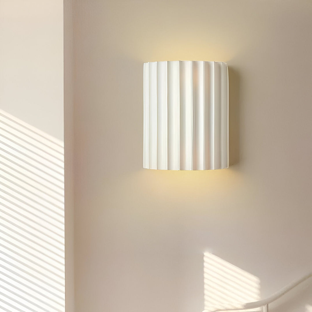 Nowoczesna lampa ścienna Clarity z żywicy, styl nordycki