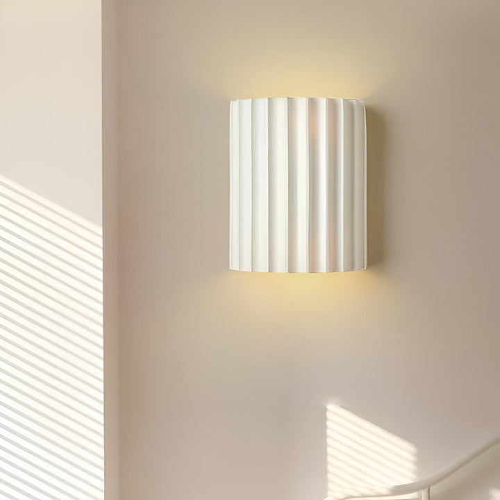 Nowoczesna lampa ścienna Clarity z żywicy, styl nordycki